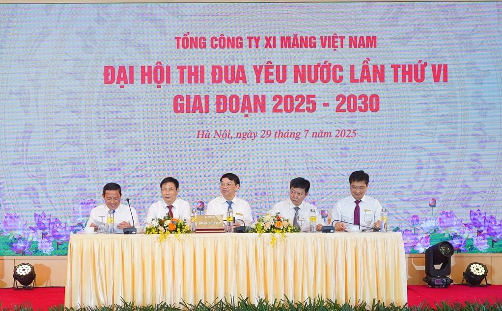 Đoàn chủ tịch điều hành Đại hội. Ảnh: VICEM.