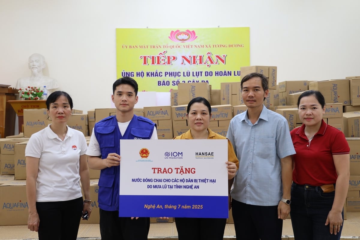 Cán bộ Cục Đê điều và Phòng, chống thiên tai cùng các nhà tài trợ trao tặng nước sạch tới các hộ dân 3 xã tại Nghệ An. Ảnh: VDDMA. Cán bộ Cục Đê điều và Phòng, chống thiên tai cùng các nhà tài trợ trao tặng nước sạch tới các hộ dân 3 xã tại Nghệ An. Ảnh: VDDMA.