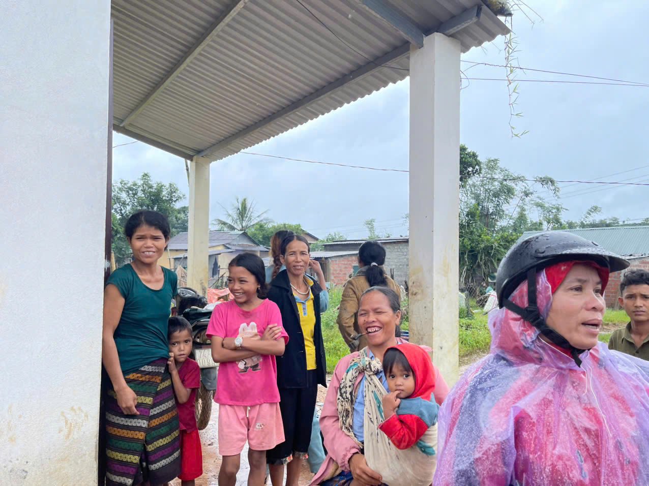 Bà con di chuyển đến nơi an toàn, tránh nguy cơ sạt sở đất. Ảnh: H. Nam. Bà con di chuyển đến nơi an toàn, tránh nguy cơ sạt sở đất. Ảnh: H. Nam.