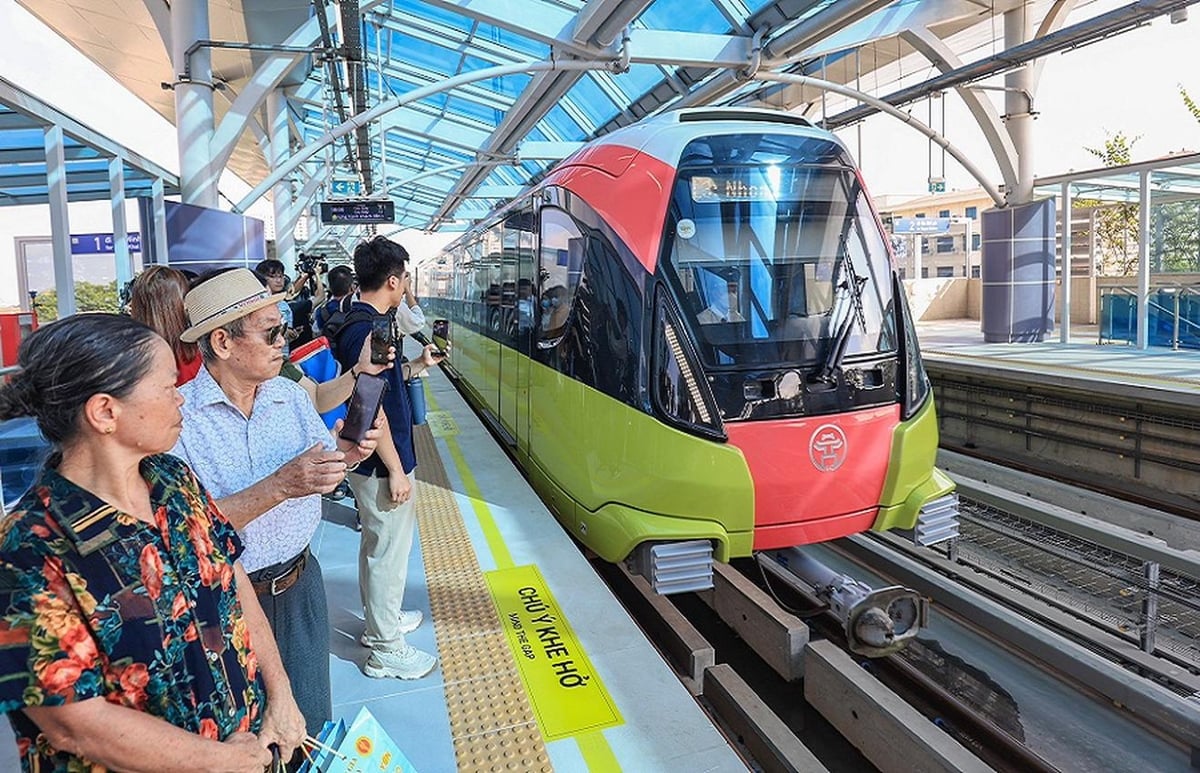 Từ ngày 1/8, hành khách đi tàu điện bằng vé ảo (phi vật lý). Ảnh: Trần Quý. Từ ngày 1/8, hành khách đi tàu điện bằng vé ảo (phi vật lý). Ảnh: Trần Quý.