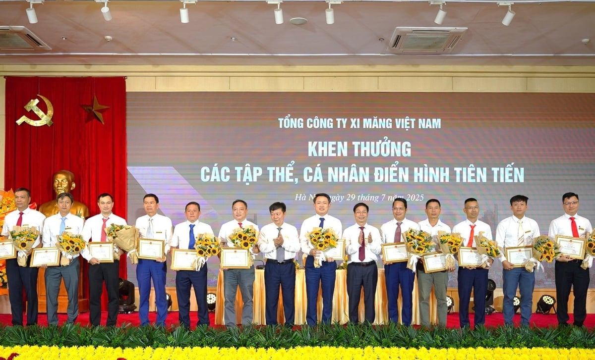 Đại hội đã khen thưởng các tập thể, cá nhân điển hình tiên tiến. Ảnh: VICEM.