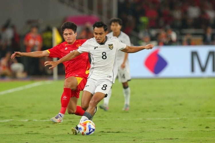 Hàng thủ chặt chẽ của Việt Nam khiến Indonesia gần như không tạo ra nhiều pha bóng nguy hiểm. Ảnh: Kompas.