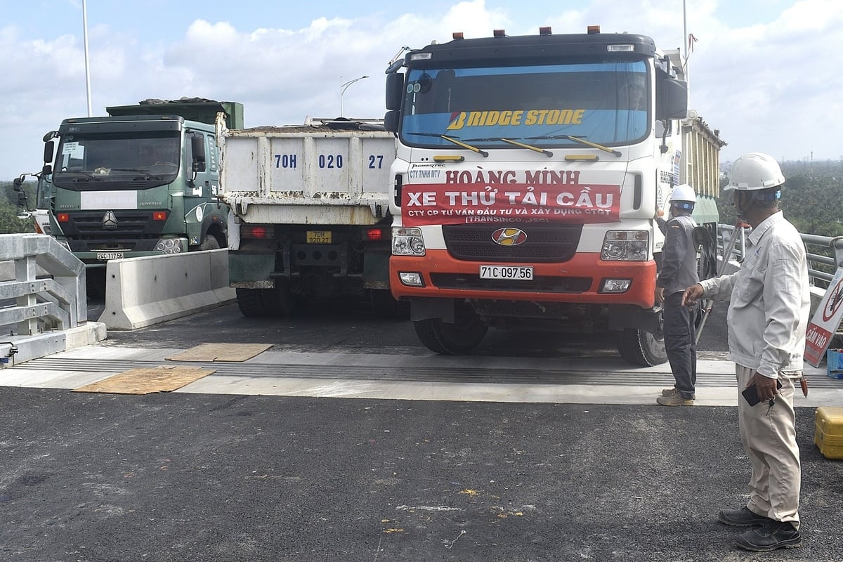 Đơn vị tư vấn giám sát  đang thử tải cầu Rạch Miễu 2, công việc cuối cùng trước khi khánh thành. Ảnh: Minh Đảm.