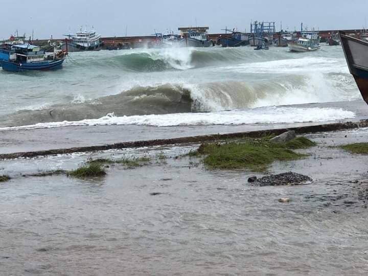 Gió mùa Tây Nam hoạt động mạnh gây sóng biển cao bất thường, gió lớn trên nhiều vùng biển. Ảnh: Trung Nguyên. Gió mùa Tây Nam hoạt động mạnh gây sóng biển cao bất thường, gió lớn trên nhiều vùng biển. Ảnh: Trung Nguyên.