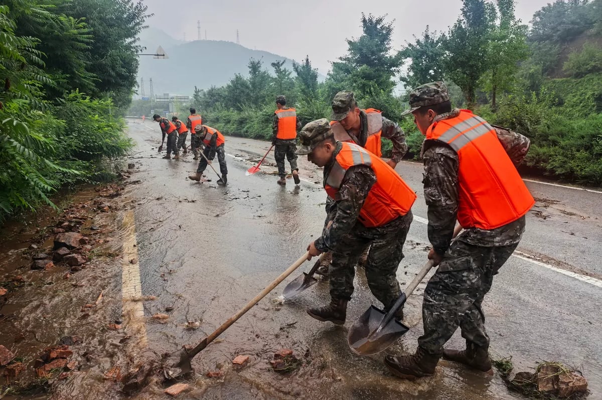 Quân đội Trung Quốc tham gia dọn dẹp đường ở huyện Mật Vân, ngoại ô thủ đô Bắc Kinh hôm 27/7. Ảnh: Xinhua. Quân đội Trung Quốc tham gia dọn dẹp đường ở huyện Mật Vân, ngoại ô thủ đô Bắc Kinh hôm 27/7. Ảnh: Xinhua.