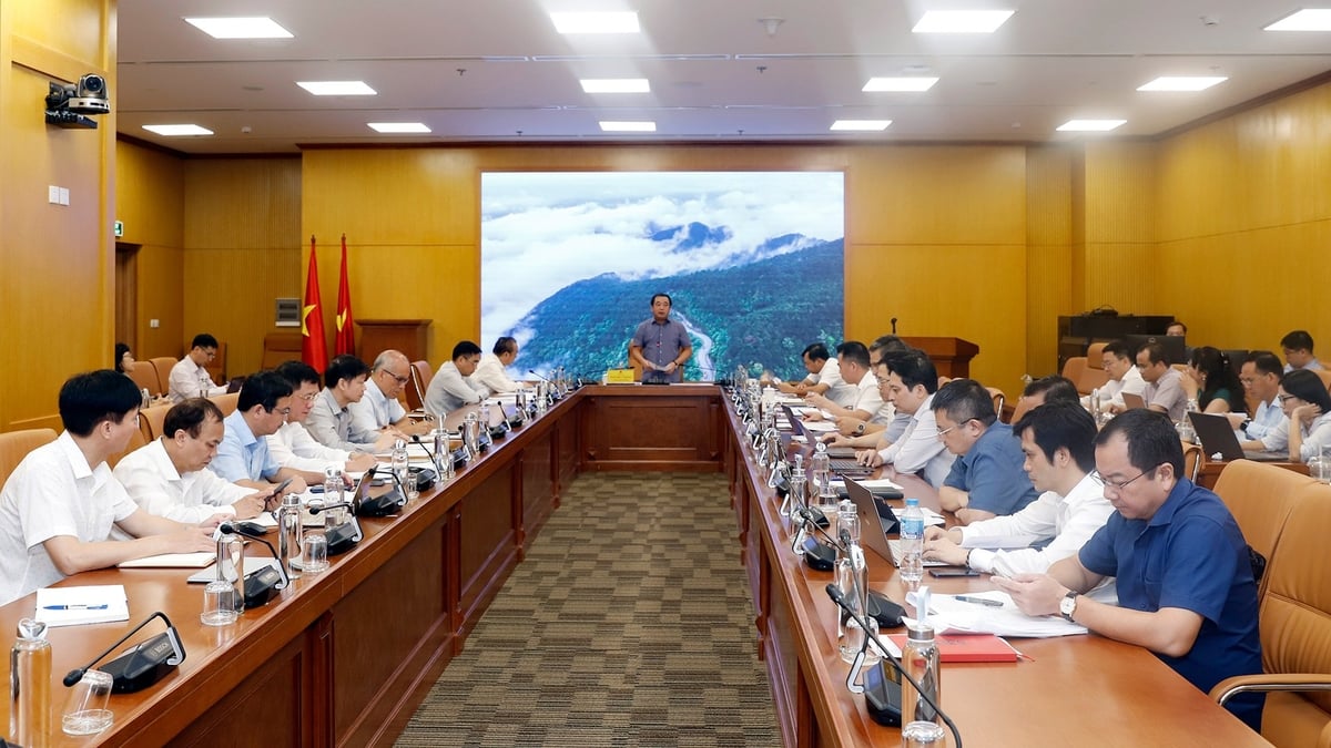 Quyền Bộ trưởng Bộ Nông nghiệp và Môi trường Trần Đức Thắng chủ trì cuộc họp bàn về kế hoạch tăng trưởng ngành và kim ngạch xuất khẩu nông, lâm, thủy sản (NLTS) những tháng cuối năm 2025. Ảnh: Khương Trung. Quyền Bộ trưởng Bộ Nông nghiệp và Môi trường Trần Đức Thắng chủ trì cuộc họp bàn về kế hoạch tăng trưởng ngành và kim ngạch xuất khẩu nông, lâm, thủy sản (NLTS) những tháng cuối năm 2025. Ảnh: Khương Trung.
