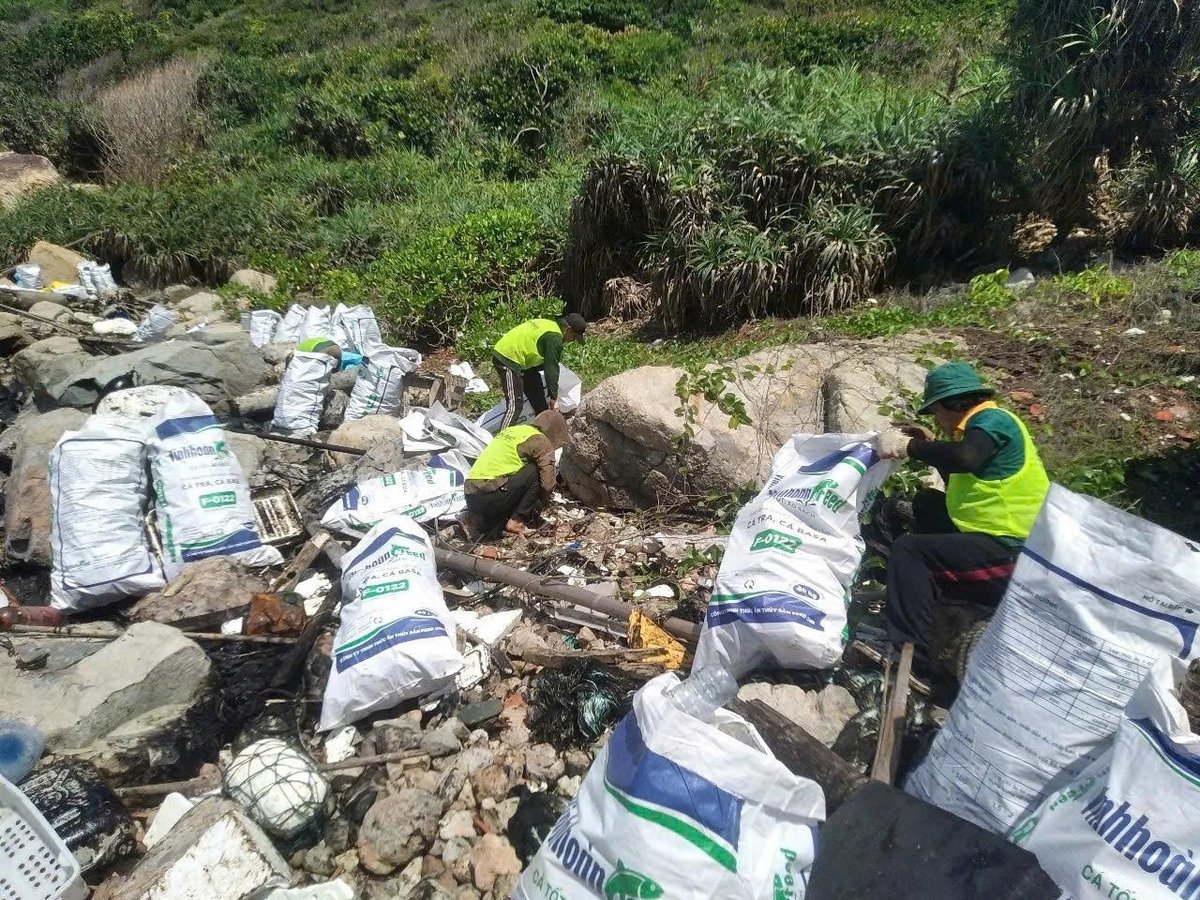 Các tình nguyện viên tham gia dọn dẹp rác thải. Ảnh: Lê Bình. Các tình nguyện viên tham gia dọn dẹp rác thải. Ảnh: Lê Bình.