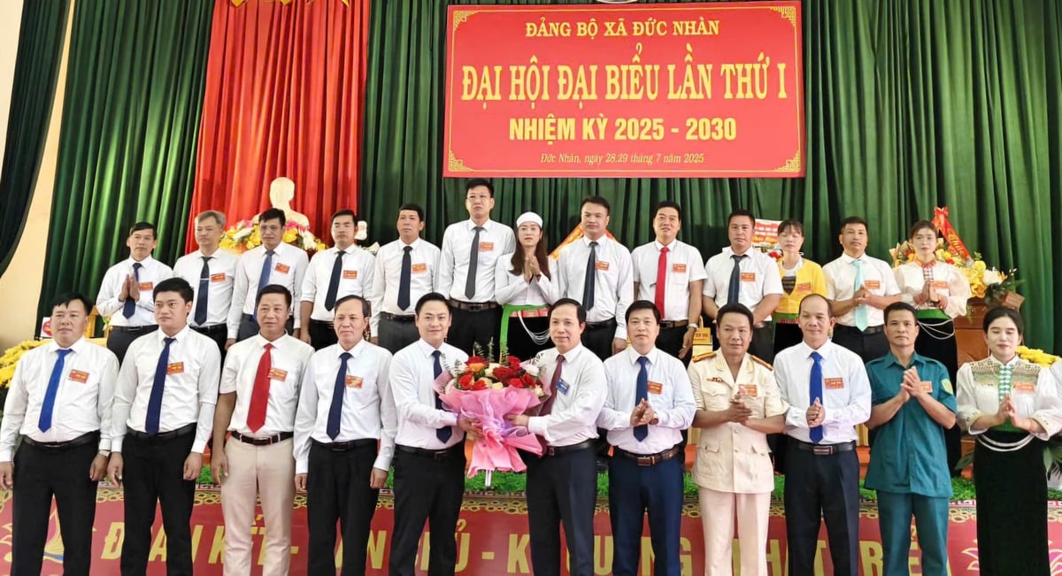 Ông Nguyễn Văn Toàn (áo trắng, đứng giữa bên phải bó hoa) , Phó Chủ tịch UBND tỉnh Phú Thọ, đã về dự và chỉ đạo Đại hội đại biểu Đảng bộ xã Đức Nhàn – một xã vùng sâu, vùng xa của tỉnh Phú Thọ. Ảnh: Minh Tấn. Ông Nguyễn Văn Toàn (áo trắng, đứng giữa bên phải bó hoa) , Phó Chủ tịch UBND tỉnh Phú Thọ, đã về dự và chỉ đạo Đại hội đại biểu Đảng bộ xã Đức Nhàn – một xã vùng sâu, vùng xa của tỉnh Phú Thọ. Ảnh: Minh Tấn.