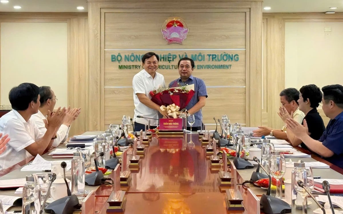 Thứ trưởng Nguyễn Hoàng Hiệp, Phó Bí thư thường trực Đảng ủy Bộ Nông nghiệp và Môi trường tặng hoa chúc mừng đồng chí Trần Đức Thắng, Quyền Bộ trưởng Bộ Nông nghiệp và Môi trường giữ chức Bí thư Đảng ủy Bộ Nông nghiệp và Môi trường nhiệm kỳ 2020-2025. Ảnh: Yến Nguyễn.