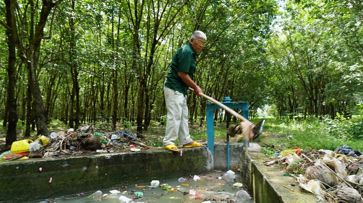 Ông Đinh Văn Bé vệ sinh tuyến kênh thủy lợi do tổ thủy nông của ông quản lý. Ảnh: Trần Trung. Ông Đinh Văn Bé vệ sinh tuyến kênh thủy lợi do tổ thủy nông của ông quản lý. Ảnh: Trần Trung.