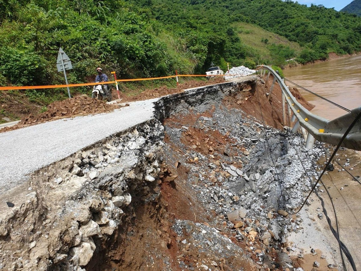 Hạ tầng giao thông bị phá hủy nghiêm trọng. Ảnh: Đình Tiệp.