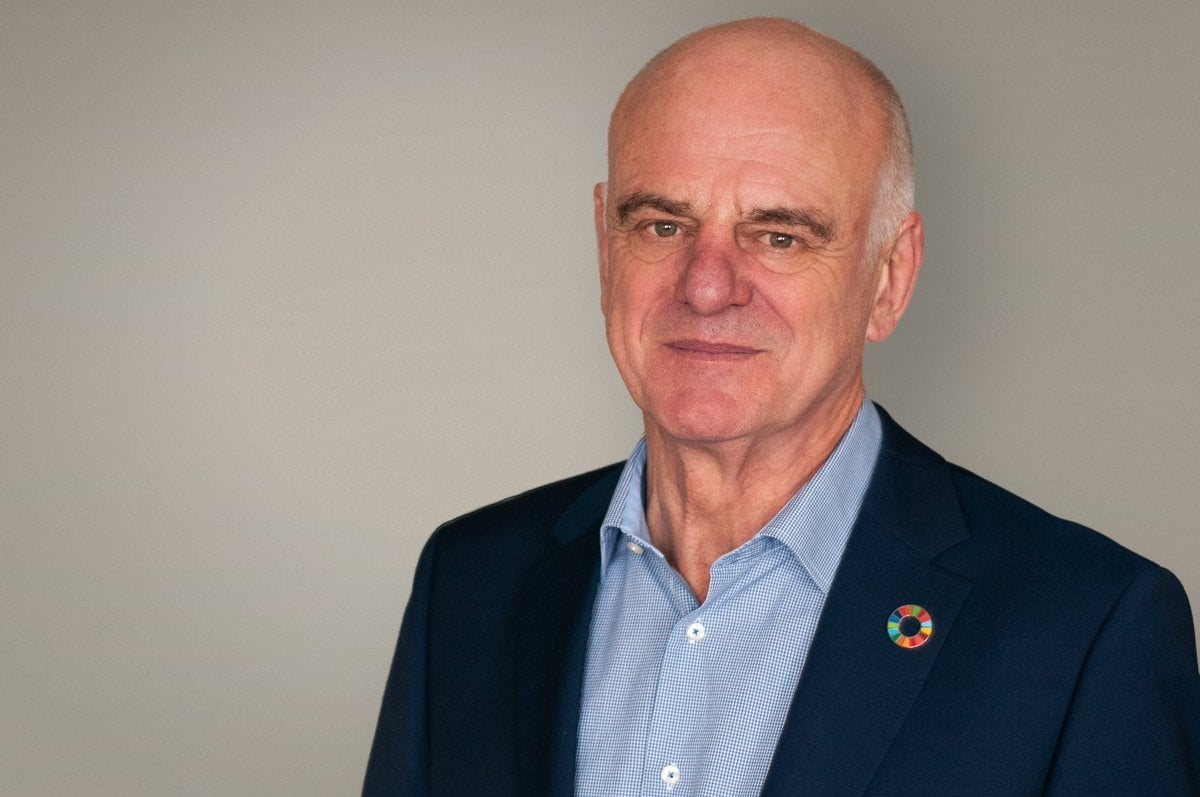 Ngài David Nabarro, một nhân vật kiệt xuất trong lĩnh vực sức khỏe toàn cầu và phát triển bền vững, qua đời vào ngày 25/7/2025, hưởng thọ 75 tuổi. Ảnh: ILRI. Ngài David Nabarro, một nhân vật kiệt xuất trong lĩnh vực sức khỏe toàn cầu và phát triển bền vững, qua đời vào ngày 25/7/2025, hưởng thọ 75 tuổi. Ảnh: ILRI.