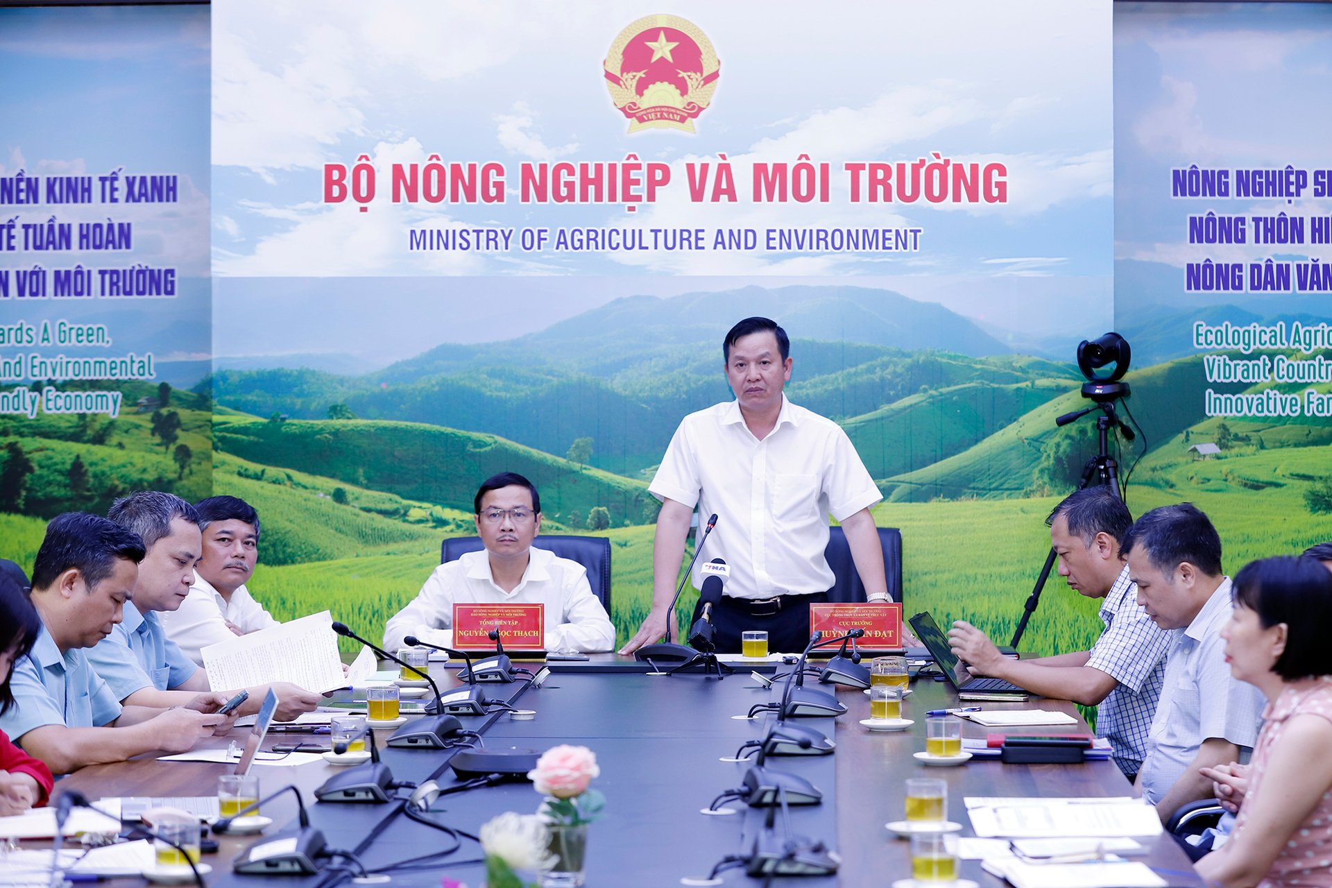 Cục trưởng Cục Trồng trọt và Bảo vệ thực vật Huỳnh Tấn Đạt (đứng) và Tổng Biên tập Báo Nông nghiệp và Môi trường Nguyễn Ngọc Thạch đồng chủ trì Hội nghị. Cục trưởng Cục Trồng trọt và Bảo vệ thực vật Huỳnh Tấn Đạt (đứng) và Tổng Biên tập Báo Nông nghiệp và Môi trường Nguyễn Ngọc Thạch đồng chủ trì Hội nghị.