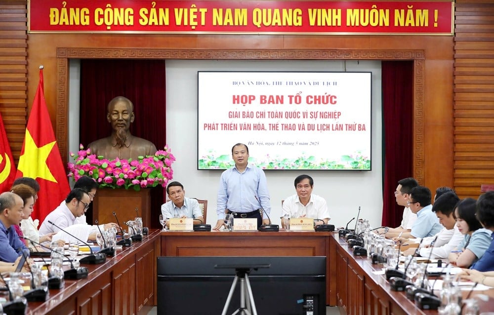 Ủy viên dự khuyết BCH Trung ương Đảng, Thứ trưởng Thường trực Bộ VHTTDL Lê Hải Bình, Trưởng Ban tổ chức đồng chủ trì cuộc họp Ban Tổ chức Giải Báo chí toàn quốc 'Vì sự nghiệp phát triển Văn hóa, Thể thao và Du lịch' lần thứ Ba (nay là Giải Báo chí toàn quốc 'Vì sự nghiệp phát triển Văn hóa Việt Nam' lần thứ Ba). Ảnh: Trần Huấn. Ủy viên dự khuyết BCH Trung ương Đảng, Thứ trưởng Thường trực Bộ VHTTDL Lê Hải Bình, Trưởng Ban tổ chức đồng chủ trì cuộc họp Ban Tổ chức Giải Báo chí toàn quốc 'Vì sự nghiệp phát triển Văn hóa, Thể thao và Du lịch' lần thứ Ba (nay là Giải Báo chí toàn quốc 'Vì sự nghiệp phát triển Văn hóa Việt Nam' lần thứ Ba). Ảnh: Trần Huấn.
