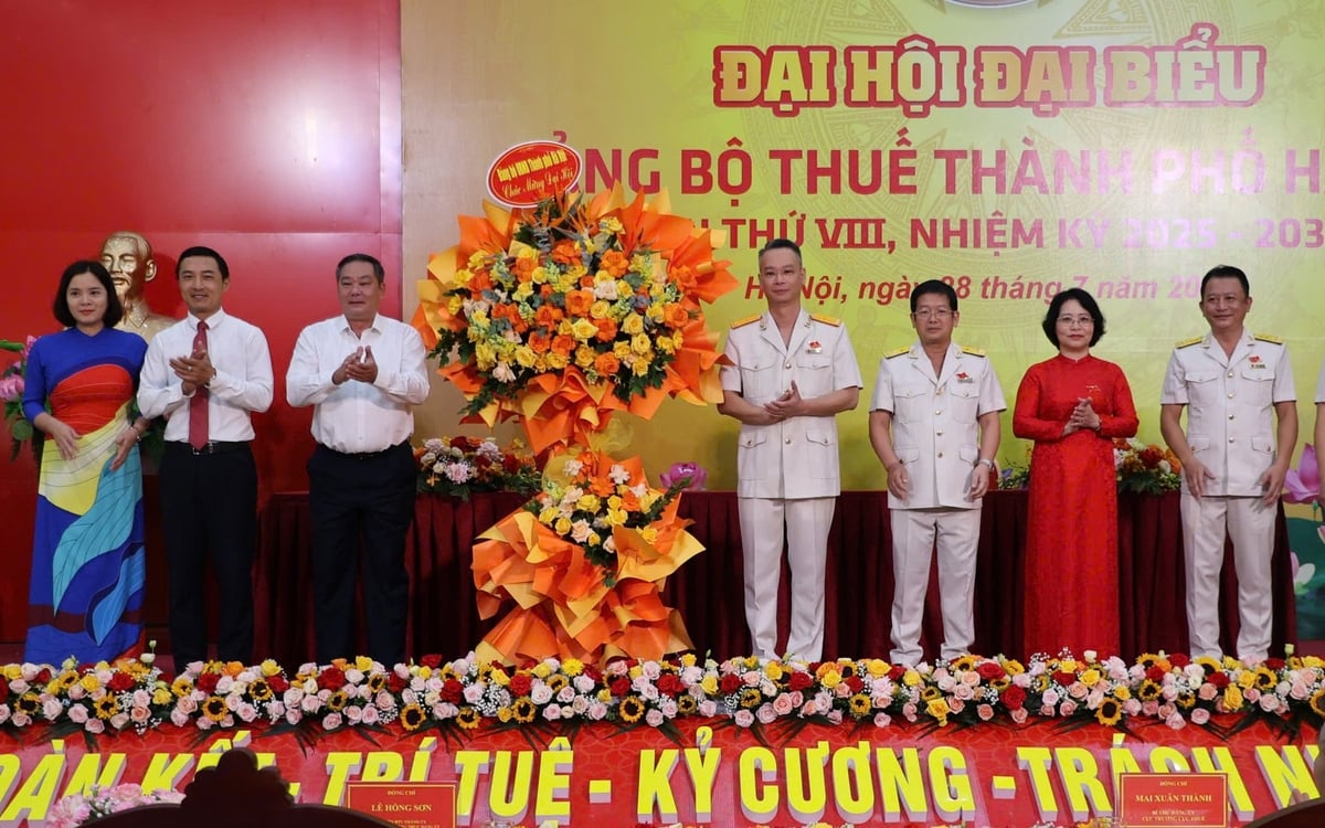 Phó Bí thư Thường trực Đảng ủy UBND thành phố, Phó Chủ tịch Thường trực UBND thành phố Hà Nội Lê Hồng Sơn tặng hoa chúc mừng Đại hội. Ảnh: Hoàng Điệp.