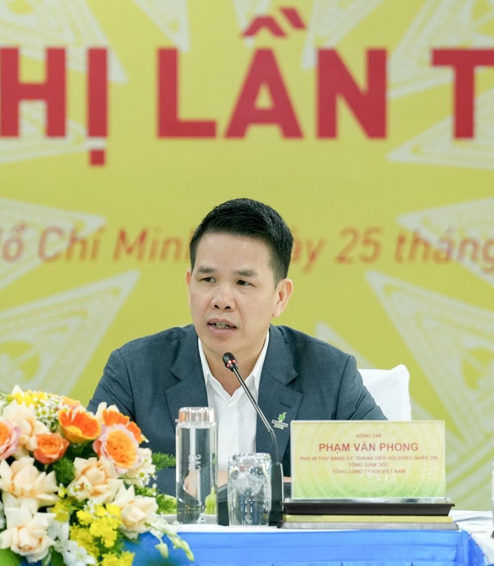 Đồng chí Phó Bí thư Đảng ủy - Tổng Giám đốc PV GAS Phạm Văn Phong yêu cầu Hội nghị quán triệt các nội dung một cách quyết liệt, hiệu quả để hoàn thành các kế hoạch, nhiệm vụ năm 2025 và toàn khóa. Ảnh: PV GAS. Đồng chí Phó Bí thư Đảng ủy - Tổng Giám đốc PV GAS Phạm Văn Phong yêu cầu Hội nghị quán triệt các nội dung một cách quyết liệt, hiệu quả để hoàn thành các kế hoạch, nhiệm vụ năm 2025 và toàn khóa. Ảnh: PV GAS.