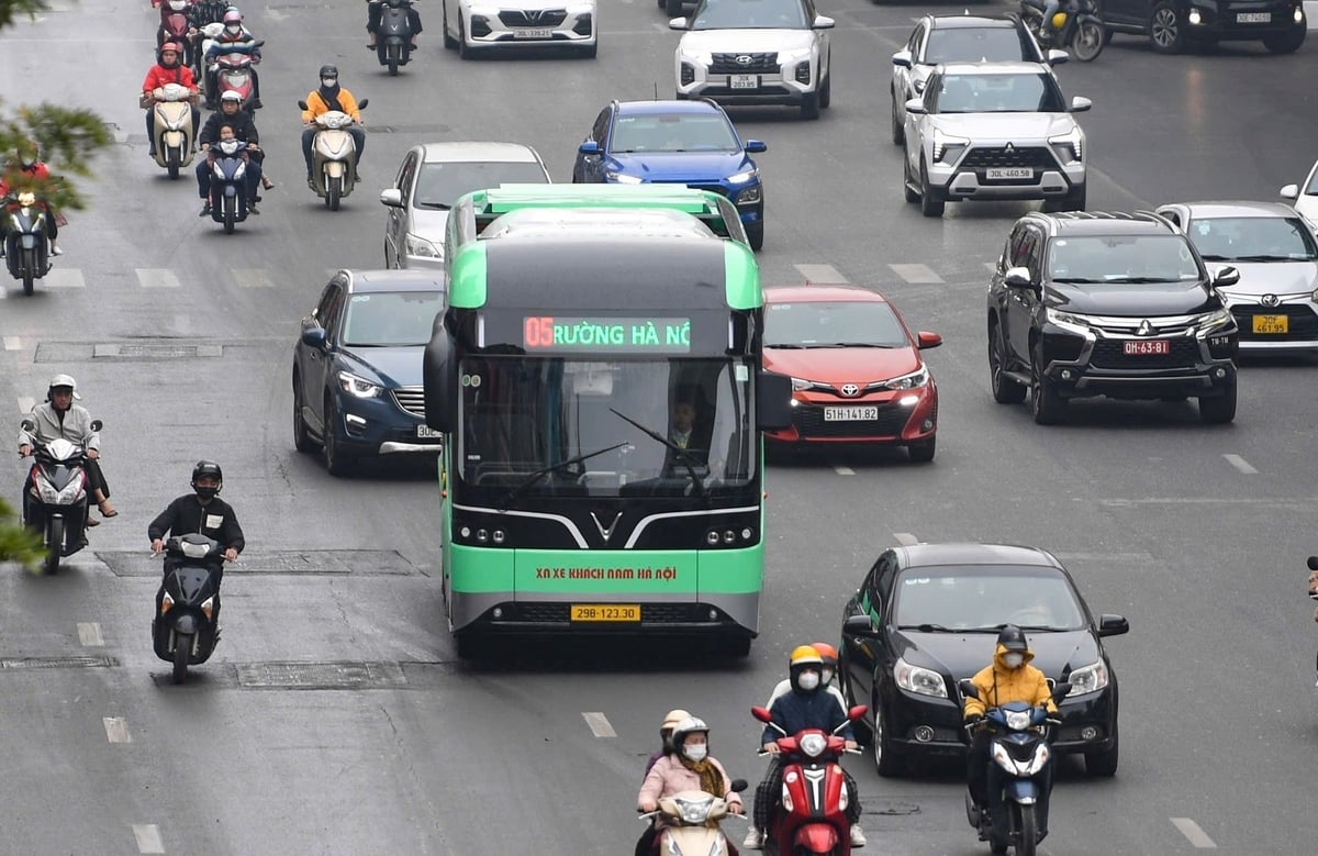Hà Nội hiện đã có nhiều tuyến xe buýt điện trung bình, nhỏ hoạt động phục vụ người dân. Ảnh: Cao Sơn. Hà Nội hiện đã có nhiều tuyến xe buýt điện trung bình, nhỏ hoạt động phục vụ người dân. Ảnh: Cao Sơn.