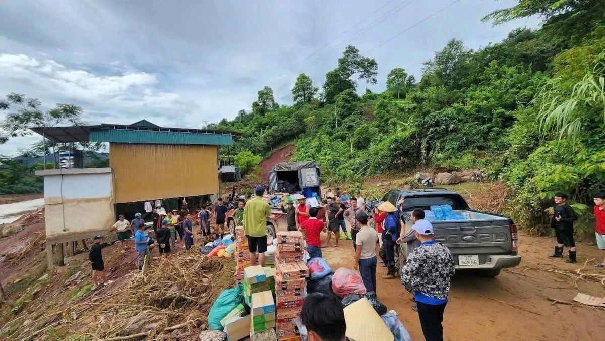 Những chuyến hàng cũng được nhiều đoàn thiện nguyện đưa trực tiếp đến tận tay ủng hộ người dân bị lũ lụt tỉnh Nghệ An. Ảnh: Phạm Tuân. Những chuyến hàng cũng được nhiều đoàn thiện nguyện đưa trực tiếp đến tận tay ủng hộ người dân bị lũ lụt tỉnh Nghệ An. Ảnh: Phạm Tuân.