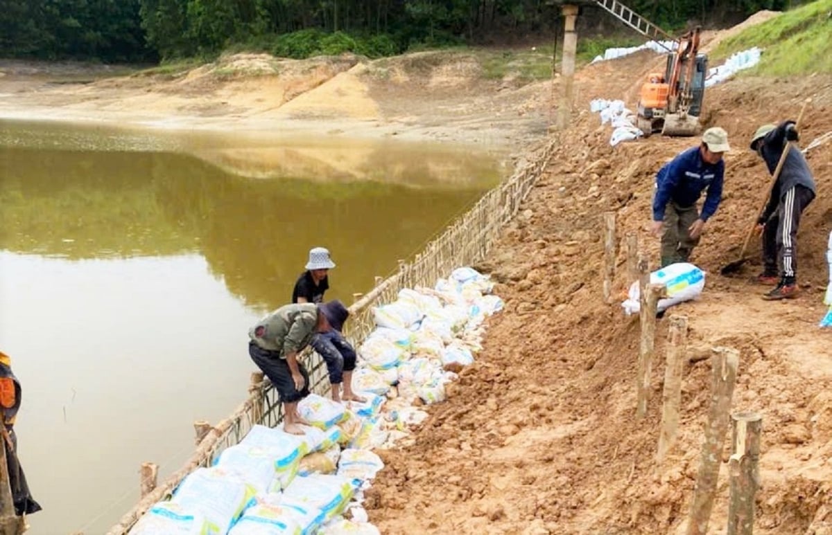 Do ngân sách địa phương eo hẹp, Hà Tĩnh đề xuất Trung ương hỗ trợ gần 560 tỷ đồng phục vụ sửa chữa hồ đập xuống cấp. Ảnh: Thanh Nga. Do ngân sách địa phương eo hẹp, Hà Tĩnh đề xuất Trung ương hỗ trợ gần 560 tỷ đồng phục vụ sửa chữa hồ đập xuống cấp. Ảnh: Thanh Nga.