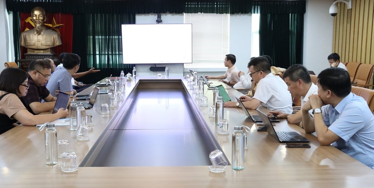 Quyền ưu tiên đối với tổ chức, cá nhân thăm dò khoáng sản là một trong những nội dung chính của dự thảo Nghị quyết được quan tâm tại cuộc họp. Ảnh: Lan Chi. Quyền ưu tiên đối với tổ chức, cá nhân thăm dò khoáng sản là một trong những nội dung chính của dự thảo Nghị quyết được quan tâm tại cuộc họp. Ảnh: Lan Chi.
