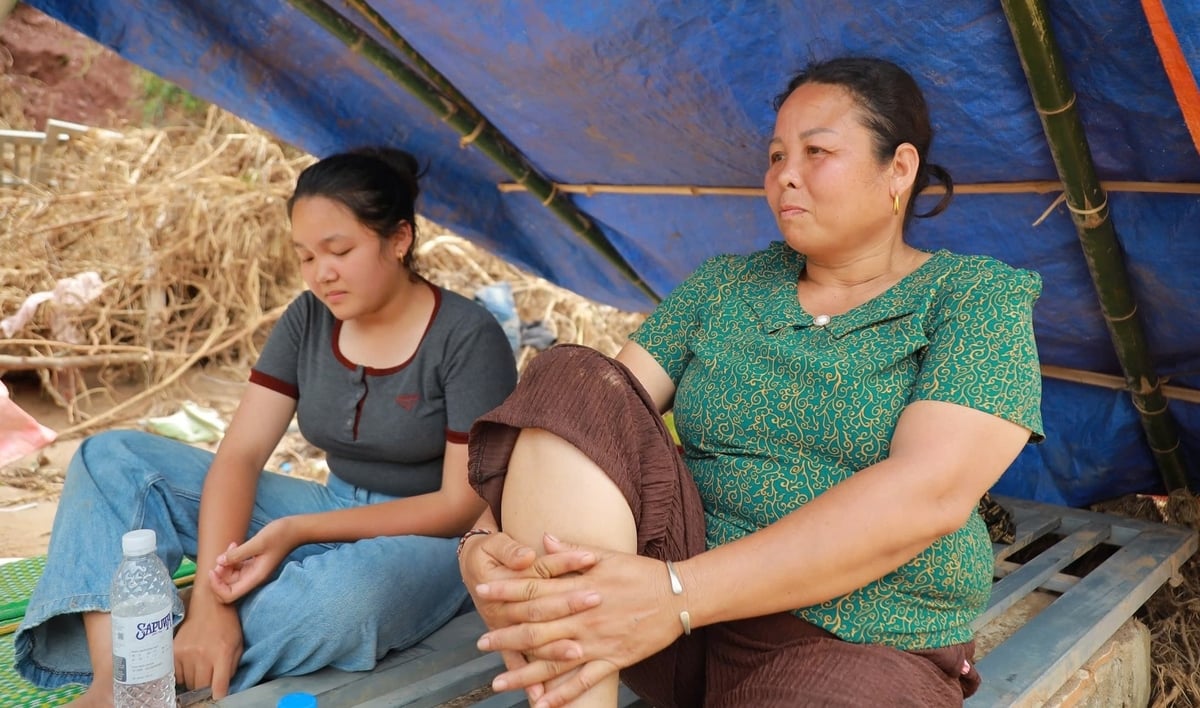Giấc mơ thành giáo viên của em Lô Thị Mỹ Hà (trái) khó thành sau đợt lũ lần này. Ảnh: Ngọc Linh.