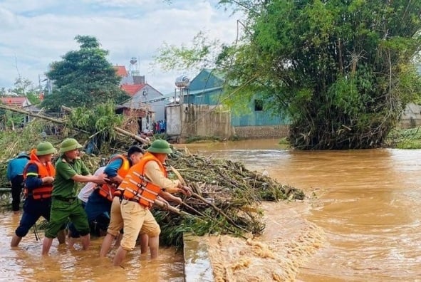 Chính quyền cấp xã chủ động huy động nguồn lực ứng phó thiên tai. Ảnh: cand.com.vn. Chính quyền cấp xã chủ động huy động nguồn lực ứng phó thiên tai. Ảnh: cand.com.vn.