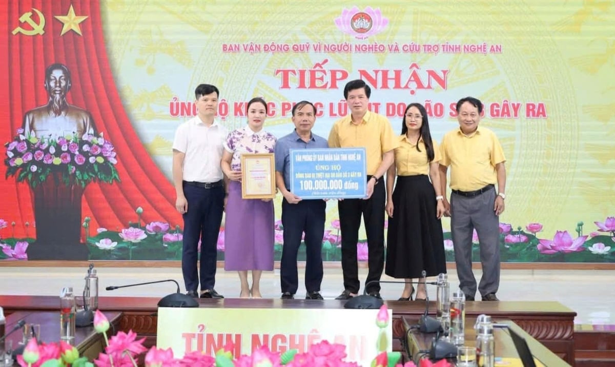 Các tổ chức, cá nhân đến Ban vận động cứu trợ tỉnh Nghệ An trao ủng hộ người dân bị lũ lụt. Ảnh: MTTQ Nghệ An. Các tổ chức, cá nhân đến Ban vận động cứu trợ tỉnh Nghệ An trao ủng hộ người dân bị lũ lụt. Ảnh: MTTQ Nghệ An.