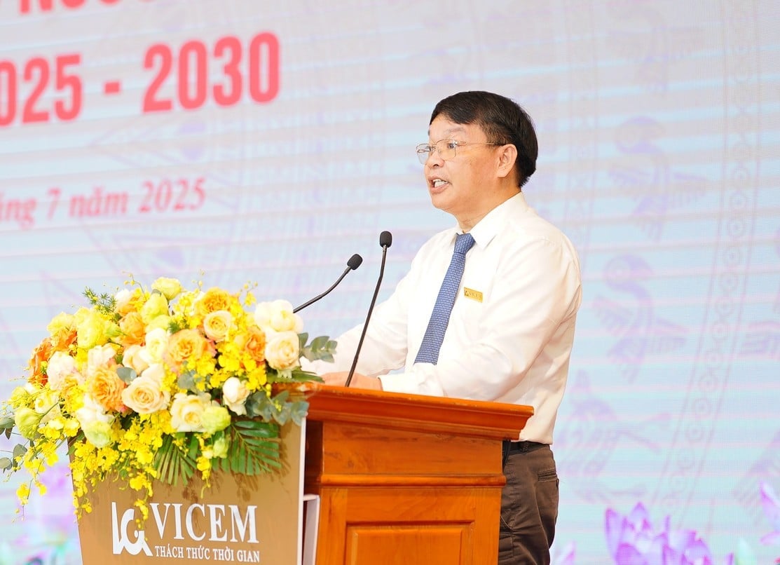 Ông Nguyễn Quốc Việt - Chủ tịch HĐTV VICEM kêu gọi toàn thể cán bộ, đảng viên, người lao động phát huy thành tích, đẩy mạnh thi đua yêu nước, đoàn kết phấn đấu hoàn thành kế hoạch năm 2025. Ảnh: VICEM.