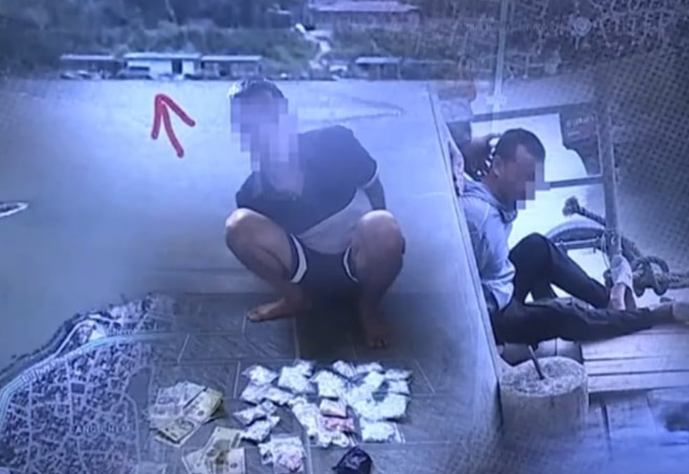 Các đối tượng và tang vật khi bị bắt giữ. Ảnh: Công an TP Hà Nội. Các đối tượng và tang vật khi bị bắt giữ. Ảnh: Công an TP Hà Nội.
