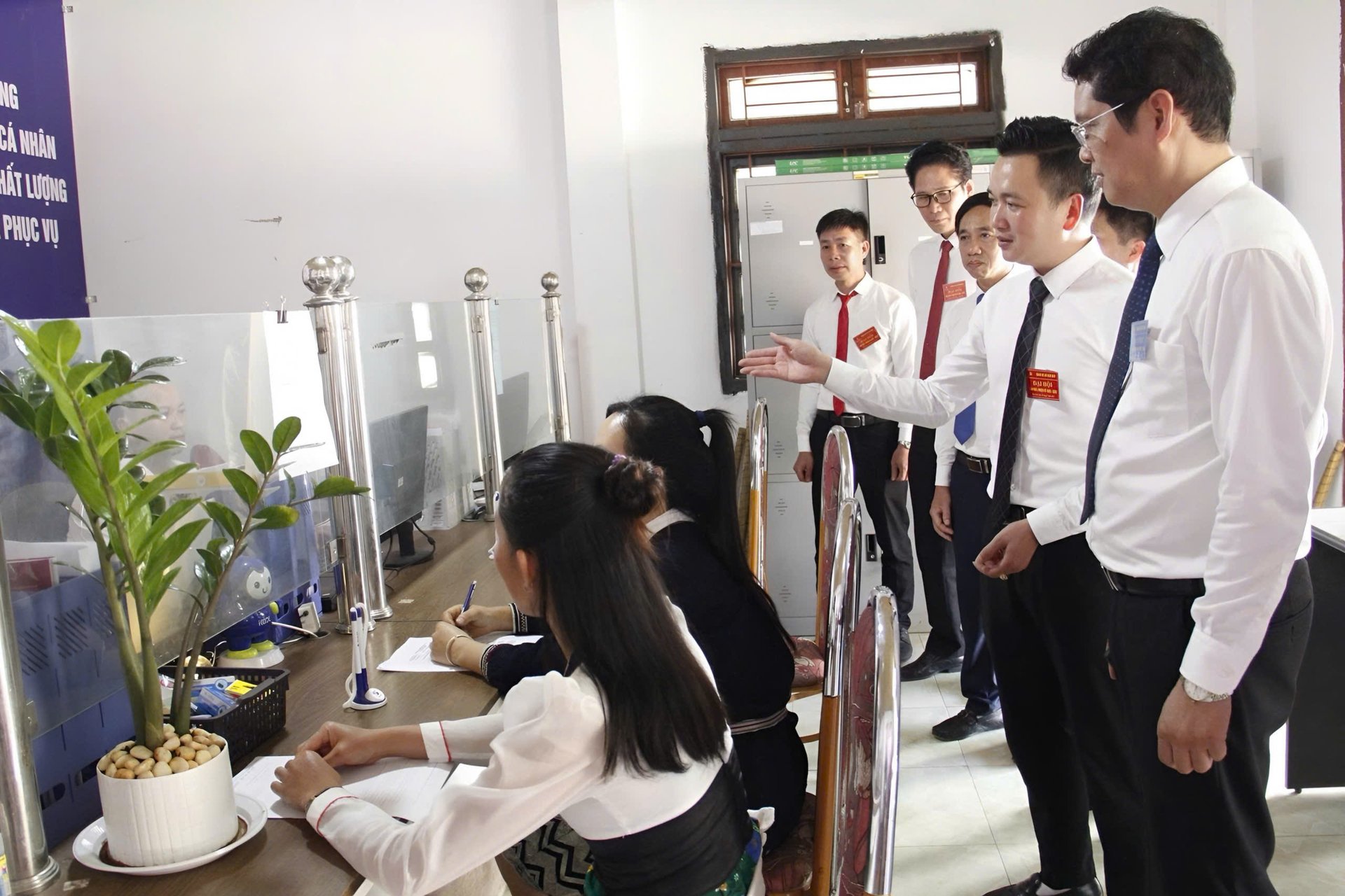 Ông Vi Đức Thọ, Chủ tịch Ủy ban MTTQ Việt Nam tỉnh cùng Đoàn giám sát của Ban Thường vụ Tỉnh ủy kiểm tra Trung tâm phục vụ hành chính công xã Kim Bon. Ảnh: Nguyễn Nga. Ông Vi Đức Thọ, Chủ tịch Ủy ban MTTQ Việt Nam tỉnh cùng Đoàn giám sát của Ban Thường vụ Tỉnh ủy kiểm tra Trung tâm phục vụ hành chính công xã Kim Bon. Ảnh: Nguyễn Nga.