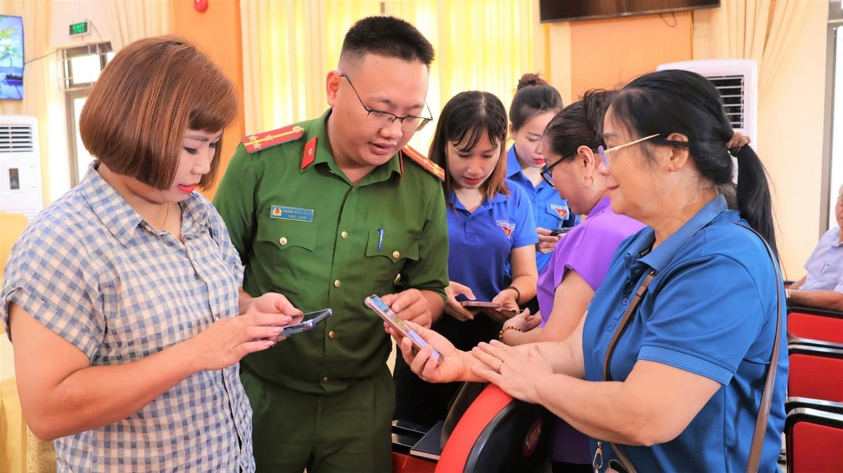 Xã Lục Yên thành lập các tổ công nghệ số cộng đồng và các tổ hỗ trợ chuyển đổi số cấp xã hỗ trợ người dân. Ảnh: Khắc Điệp.