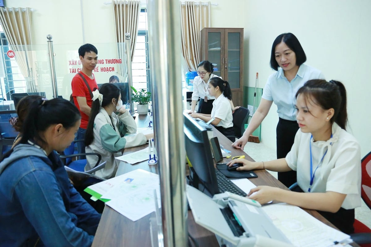 Bà Nguyễn Thị Mai Thức - Phó Chủ tịch UBND xã Lục Yên hướng dẫn cán bộ Trung tâm Phục vụ Hành chính công thực hiện thủ tục hành chính cho người dân. Ảnh: Thanh Ngà.