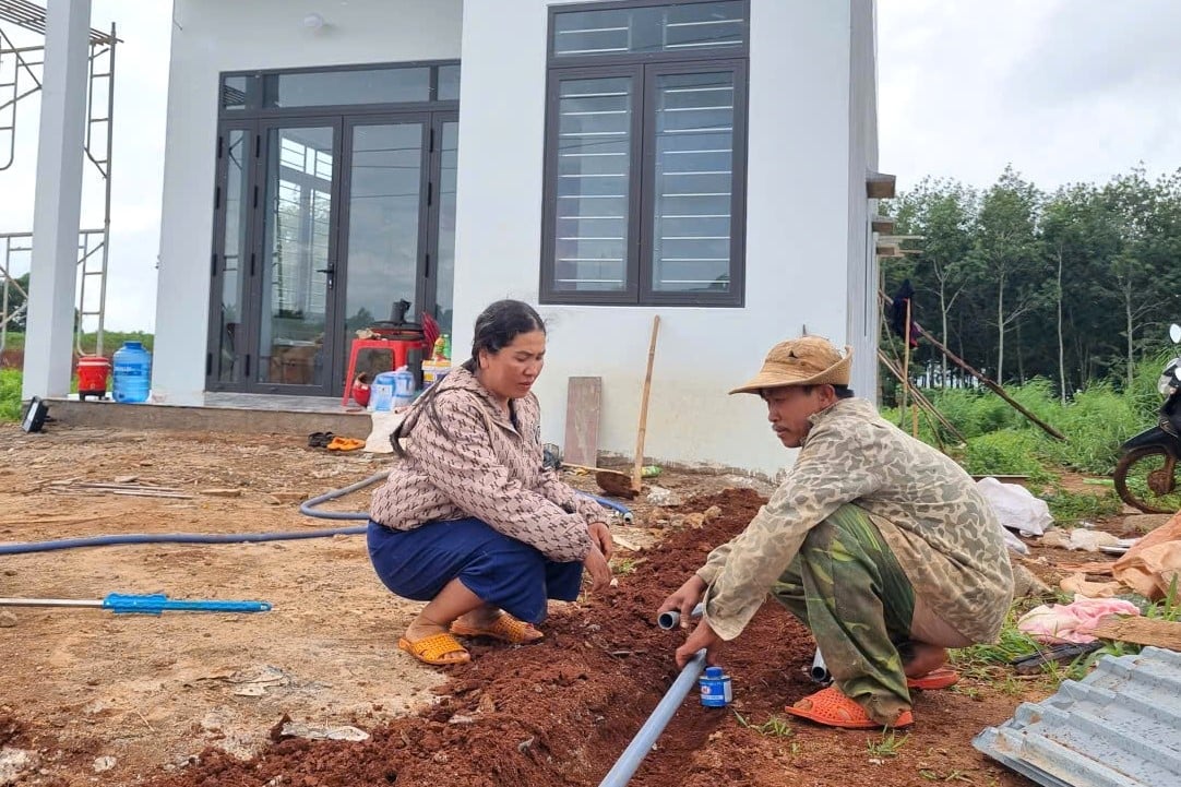 Gia đình bà Trang đang lắp đặt đường ống để đưa nước sạch về sử dụng. Ảnh: Tuấn Anh. Gia đình bà Trang đang lắp đặt đường ống để đưa nước sạch về sử dụng. Ảnh: Tuấn Anh.