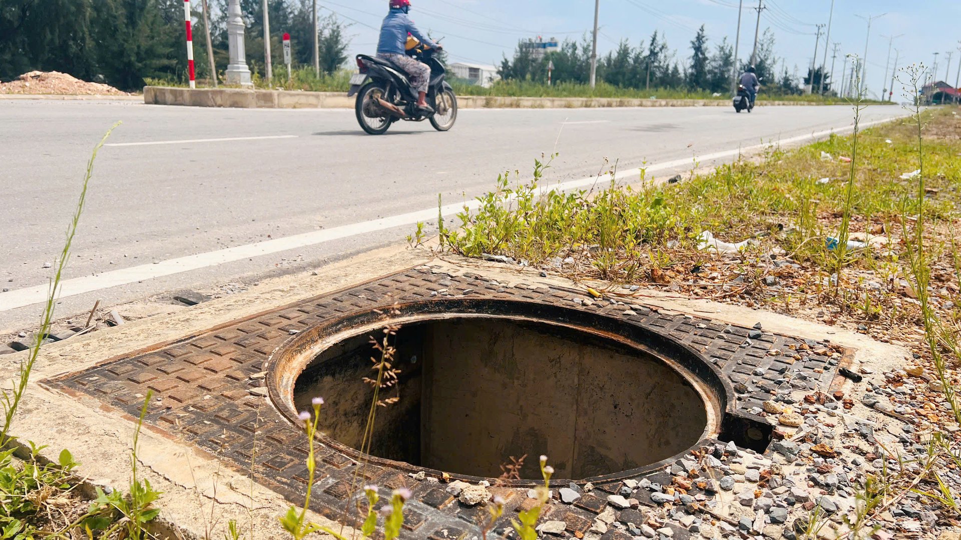 Những hố ga trên tuyến đường nội thị tại xã Cam Hồng bị mất nắp. Ảnh: T. Đức. Những hố ga trên tuyến đường nội thị tại xã Cam Hồng bị mất nắp. Ảnh: T. Đức.