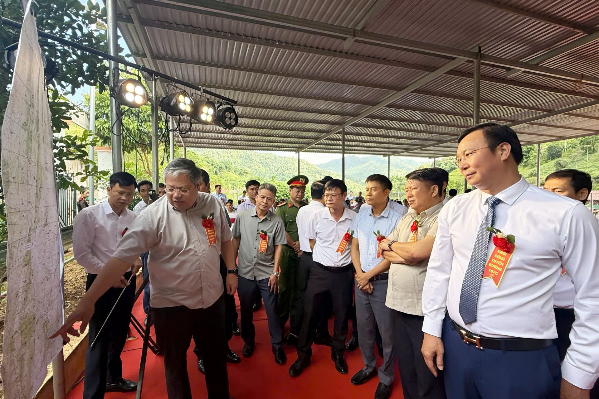 Các đại biểu thảo luận về phương án thi công tuyến đường tỉnh 107C. Ảnh: Văn Thiệu. 