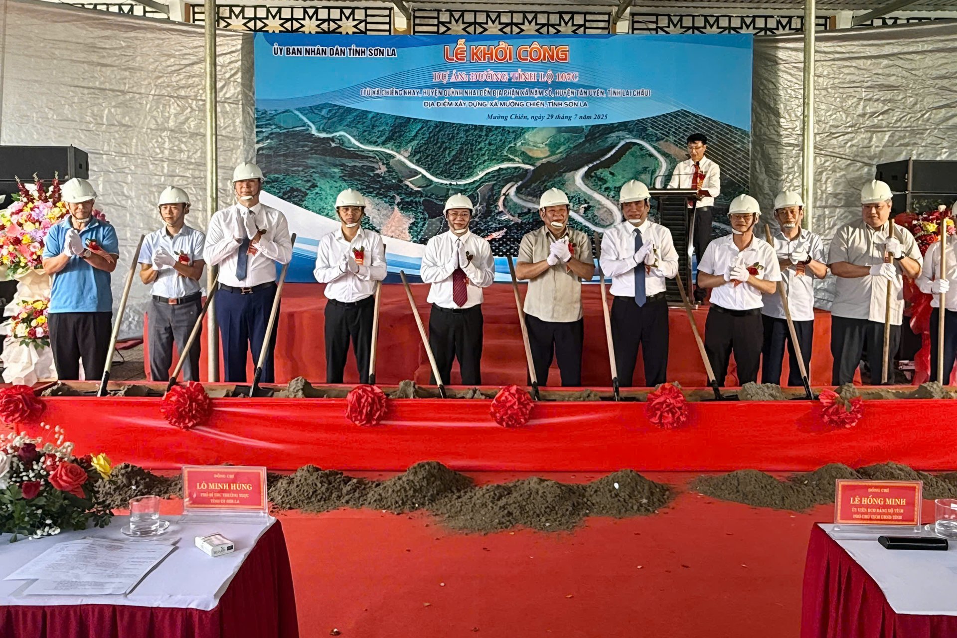 Các đại biểu tực hiện nghi thức khởi công Dự án đường tỉnh 107C tại xã Mường Chiên. Ảnh: Văn Thiệu.
