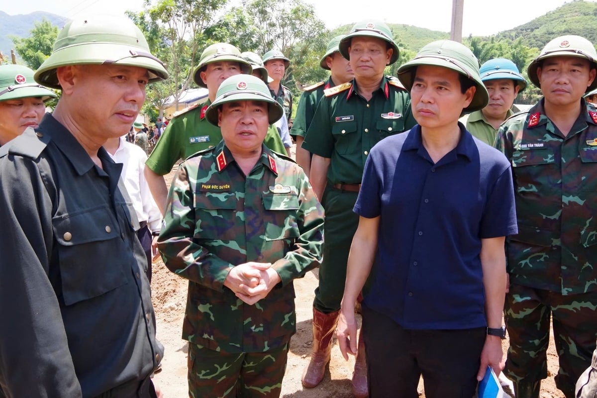 Đoàn công tác Quân khu 2 cùng lãnh đạo tỉnh Sơn La kiểm tra, chỉ đạo công tác phòng chống thiên tai tại vùng lũ Chiềng Sơ. Ảnh: Thọ Sơn. Đoàn công tác Quân khu 2 cùng lãnh đạo tỉnh Sơn La kiểm tra, chỉ đạo công tác phòng chống thiên tai tại vùng lũ Chiềng Sơ. Ảnh: Thọ Sơn.
