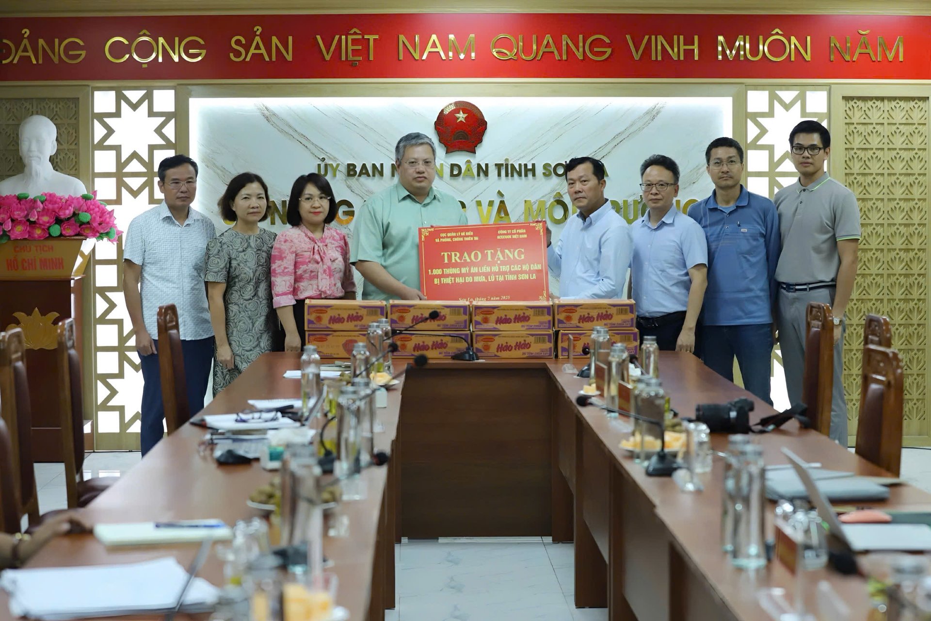 Sở Nông nghiệp và Môi trường Sơn La tiếp nhận 1.000 thùng mỳ tôm từ Cục Quản lý Đê điều và PCTT hỗ trợ nhân dân vùng lũ. Ảnh: Nguyễn Nga. Sở Nông nghiệp và Môi trường Sơn La tiếp nhận 1.000 thùng mỳ tôm từ Cục Quản lý Đê điều và PCTT hỗ trợ nhân dân vùng lũ. Ảnh: Nguyễn Nga.