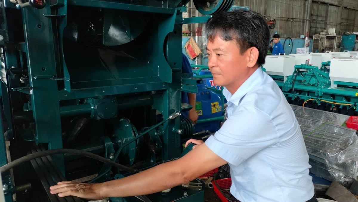 Ông Nguyễn Hồng Thiện là 'cha đẻ' của hàng chục ngàn nông cụ giúp làm nông nhàn hơn. Ảnh: Minh  Đảm.