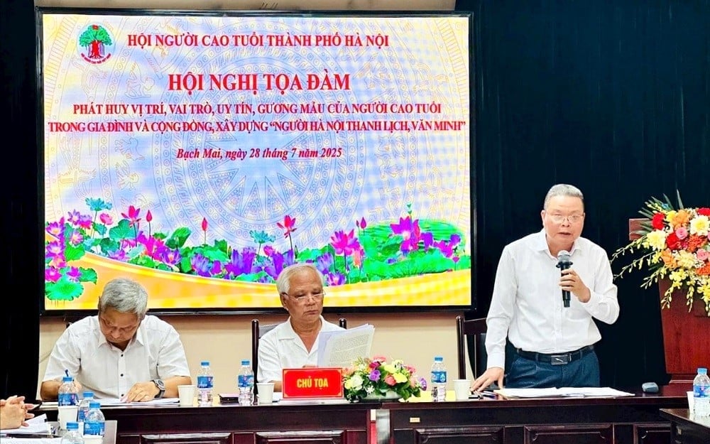 Phó Chủ tịch Hội Người cao tuổi thành phố Hà Nội Phạm Huy Giáp điều hành Hội nghị tọa đàm. Ảnh: Hoàng Điệp. Phó Chủ tịch Hội Người cao tuổi thành phố Hà Nội Phạm Huy Giáp điều hành Hội nghị tọa đàm. Ảnh: Hoàng Điệp.