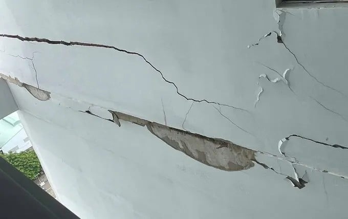 Vết nứt xuất hiện tại chân tường của căn hộ 16 – 08 khoảng 5cm, dài 4m. Ảnh: Quang Vũ. Vết nứt xuất hiện tại chân tường của căn hộ 16 – 08 khoảng 5cm, dài 4m. Ảnh: Quang Vũ.