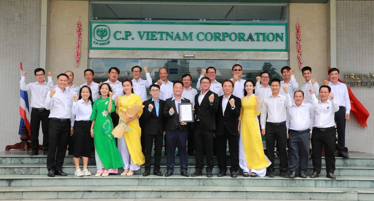Chứng nhận ASC Feed là bước đệm chiến lược để doanh nghiệp đồng hành sâu hơn với người nuôi, thúc đẩy áp dụng mô hình nuôi có trách nhiệm, giảm rủi ro, nâng cao hiệu quả và gia tăng giá trị xuất khẩu. Ảnh: Trần Quân. Chứng nhận ASC Feed là bước đệm chiến lược để doanh nghiệp đồng hành sâu hơn với người nuôi, thúc đẩy áp dụng mô hình nuôi có trách nhiệm, giảm rủi ro, nâng cao hiệu quả và gia tăng giá trị xuất khẩu. Ảnh: Trần Quân.
