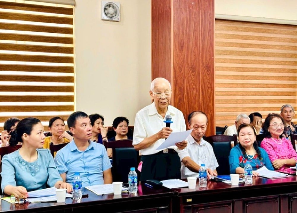 Ông Võ Duy Cư (Chi hội người cao tuổi số 9, phường Hai Bà Trưng) phát biểu ý kiến. Ảnh: Hoàng Điệp. Ông Võ Duy Cư (Chi hội người cao tuổi số 9, phường Hai Bà Trưng) phát biểu ý kiến. Ảnh: Hoàng Điệp.