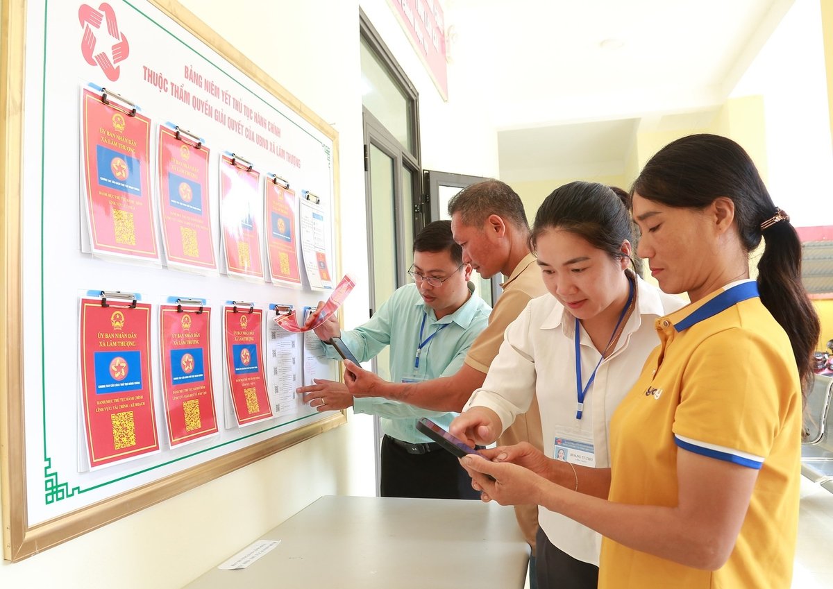 Người dân đến Trung tâm Phục vụ Hành chính công được hướng dẫn quét mã QR hướng dẫn chi tiết, mẫu tờ khai và quy trình thực hiện cho từng loại thủ tục. Ảnh: Thanh Ngà. Người dân đến Trung tâm Phục vụ Hành chính công được hướng dẫn quét mã QR hướng dẫn chi tiết, mẫu tờ khai và quy trình thực hiện cho từng loại thủ tục. Ảnh: Thanh Ngà.