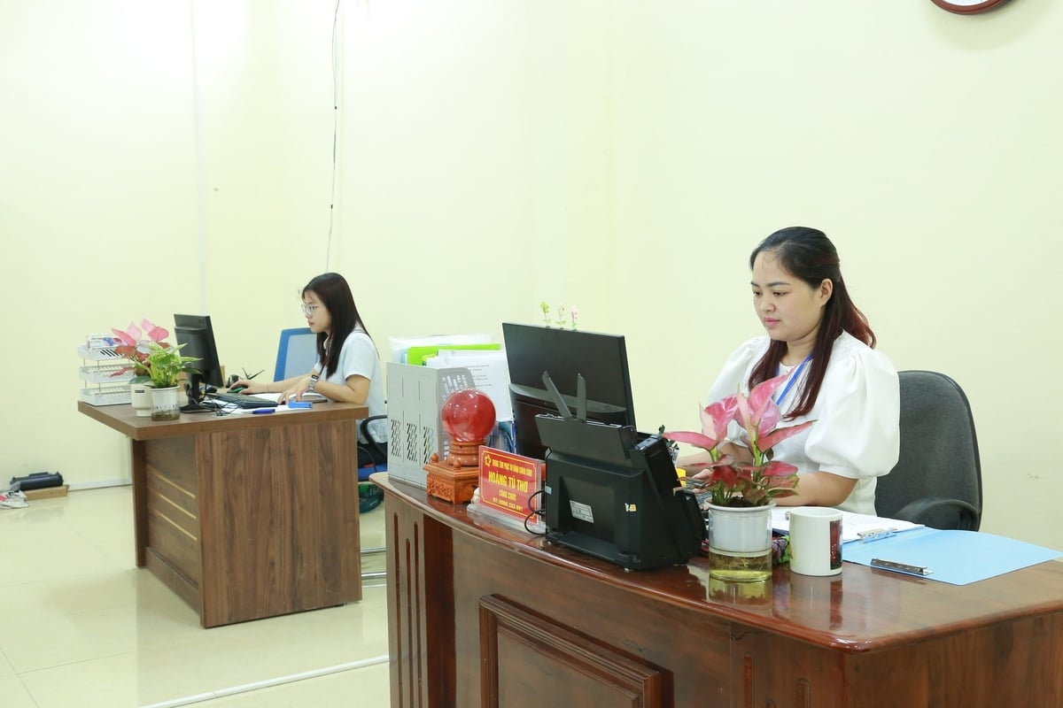 Cán bộ xã có mặt từ sớm chuẩn bị bàn giấy, máy móc, sẵn sàng đón tiếp người dân. Ảnh: Thanh Ngà. Cán bộ xã có mặt từ sớm chuẩn bị bàn giấy, máy móc, sẵn sàng đón tiếp người dân. Ảnh: Thanh Ngà.