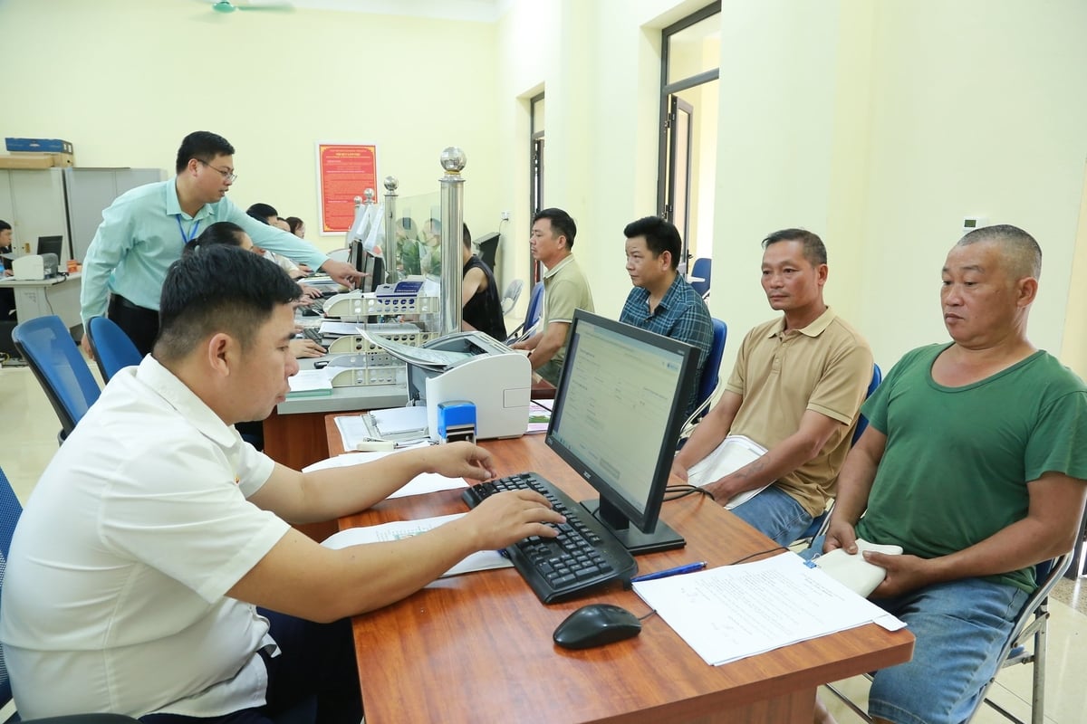 Nhiều thủ tục hành chính được giải quyết ngay tại xã giúp người dân tiết kiệm thời gian, chi phí. Ảnh: Thanh Ngà. Nhiều thủ tục hành chính được giải quyết ngay tại xã giúp người dân tiết kiệm thời gian, chi phí. Ảnh: Thanh Ngà.