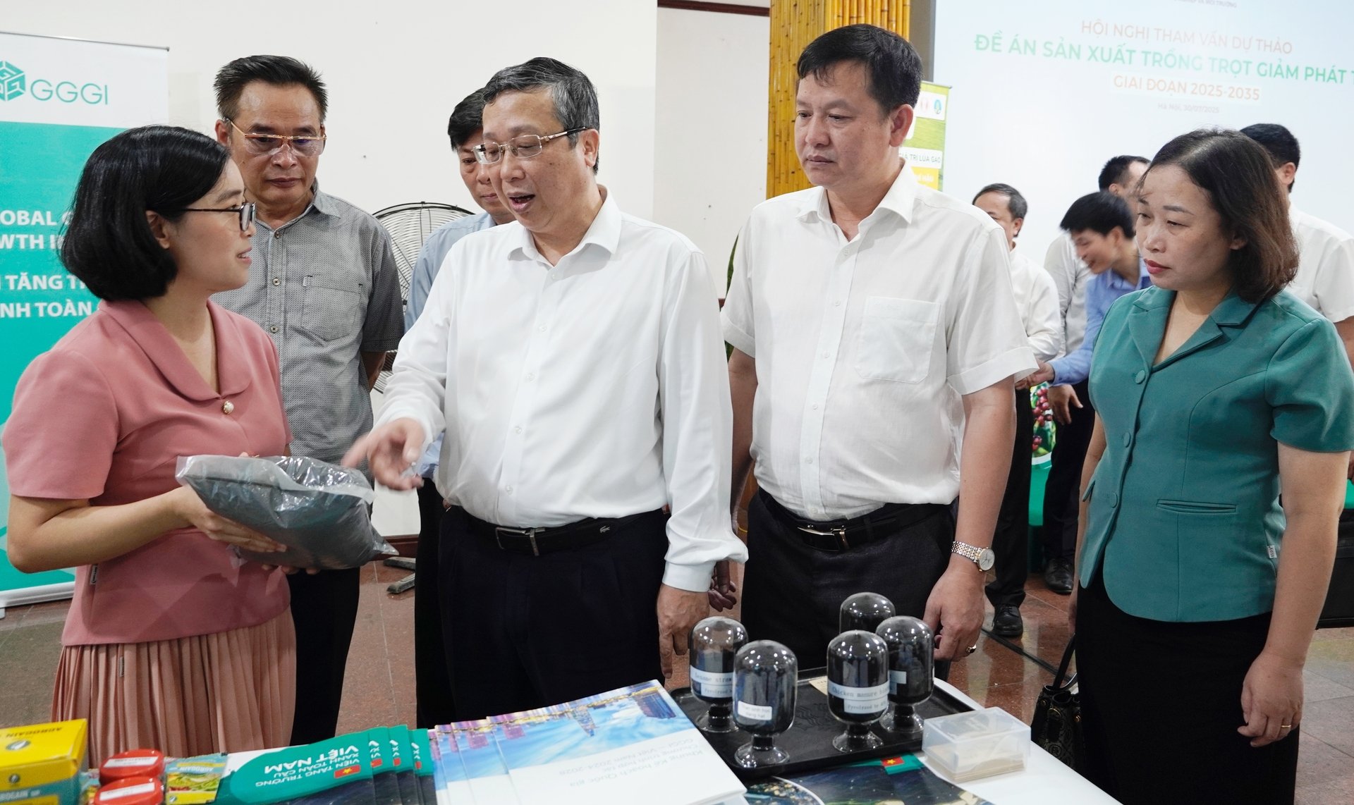 Thứ trưởng Bộ Nông nghiệp và Môi trường Hoàng Trung tham quan gian hàng của Viện Tăng trưởng xanh toàn cầu (GGGI), tìm hiểu các sản phẩm than sinh học trưng bày. Ảnh: Hồng Thắm. Thứ trưởng Bộ Nông nghiệp và Môi trường Hoàng Trung tham quan gian hàng của Viện Tăng trưởng xanh toàn cầu (GGGI), tìm hiểu các sản phẩm than sinh học trưng bày. Ảnh: Hồng Thắm.
