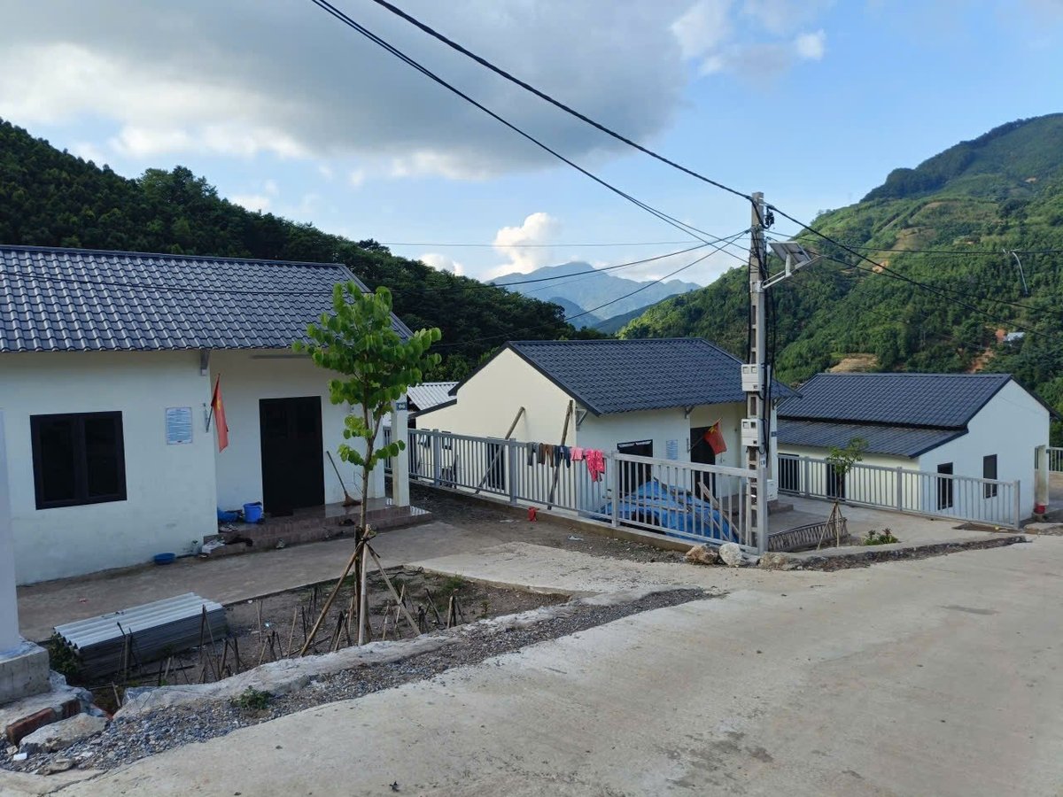 Hàng chục hộ đồng bào Mông và Dao cùng chung sống trong khu tái định cư Kho Vàng, xã Cốc Lầu. Ảnh: Thanh Tiến.