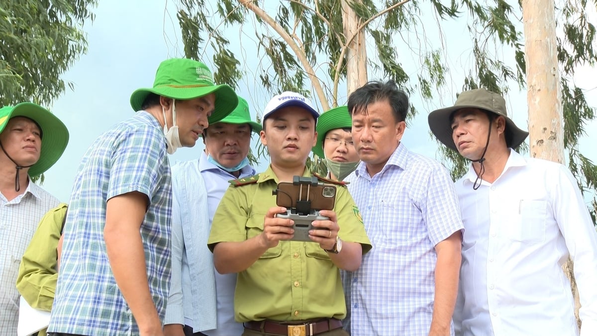 Cán bộ Vườn quốc gia Tràm Chim phối hợp các đơn vị chuyên môn theo dõi diễn biến hệ sinh thái bằng thiết bị bay không người lái (drone). Ảnh: Lê Hoàng Vũ.