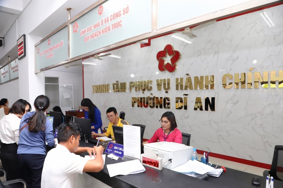 TP.HCM yêu cầu xử lý nghiêm tình trạng 'cò làm giấy tờ' xuất hiện ở các Trung tâm Phục vụ hành chính công. Ảnh: Đình Du. TP.HCM yêu cầu xử lý nghiêm tình trạng 'cò làm giấy tờ' xuất hiện ở các Trung tâm Phục vụ hành chính công. Ảnh: Đình Du.